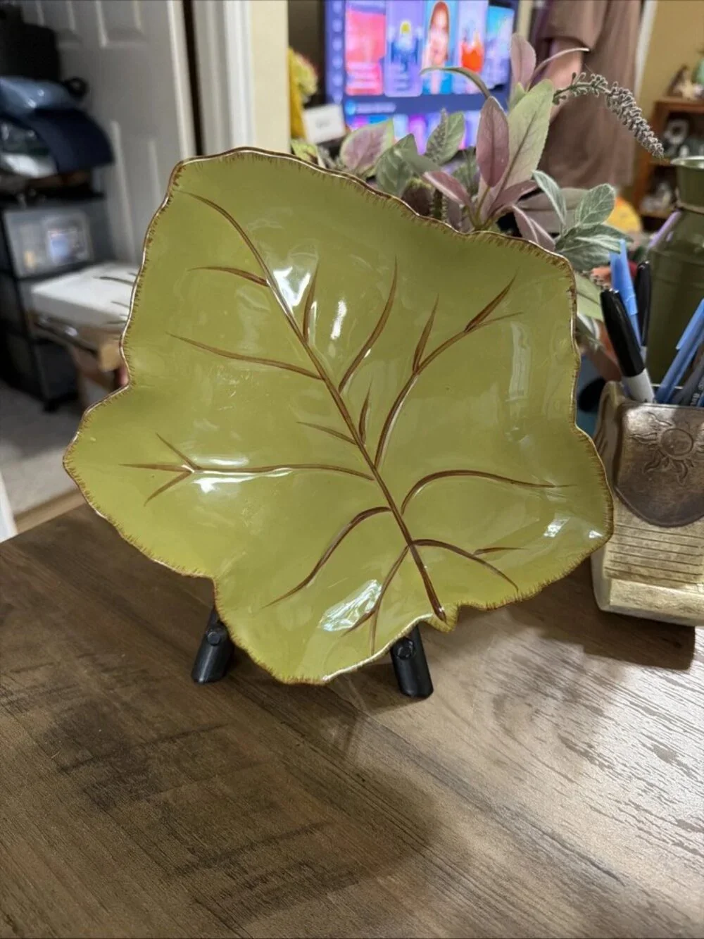 Green Leaf-Shaped Ceramic Plate, Embossed Vein Patterns, Scalloped Border